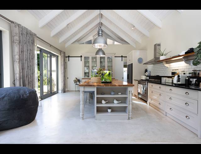 4 BEDROOM HOUSE TO LET IN CONSTANTIA